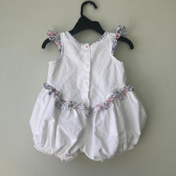 Baby Girls Muffling Sleeveless White Romper With Ruffle Accents & Button Closure - Picture 2 of 3